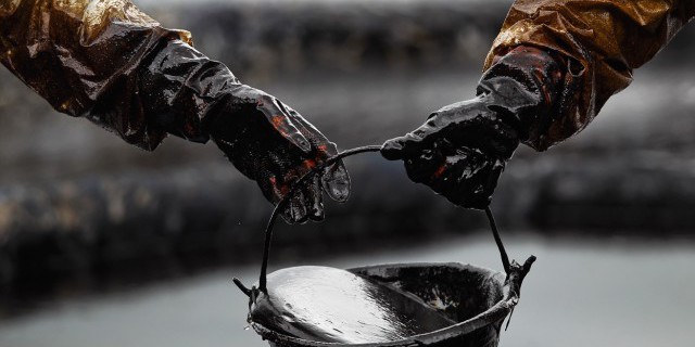 Нефть незначительно
