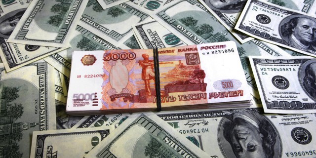 Рубль ослаб на фоне