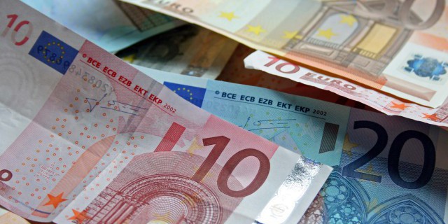 Евро дешевеет на фоне