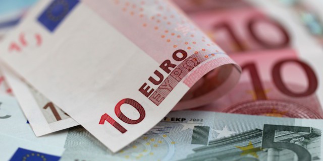 Евро стабилен в ожидании