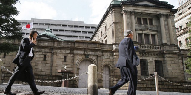 Банк Японии понизил