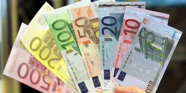 Евро стабилен к доллару
