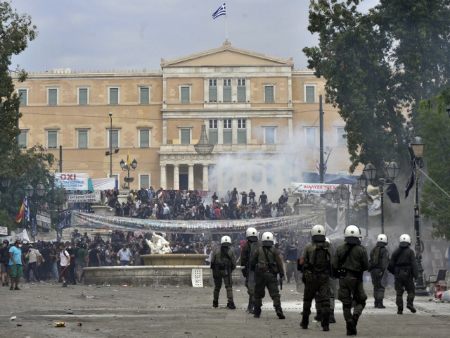 Парламент Греции сдался