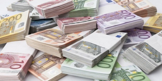 Евро достиг 77 рублей
