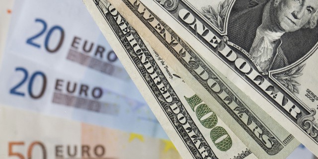 Доллар дорожает к евро в