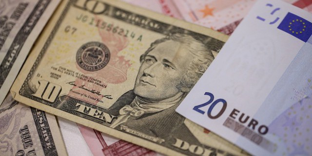 Евро дорожает к доллару