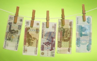 Доллар упал ниже 61 рубля