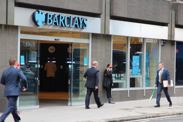 Barclays сократил
