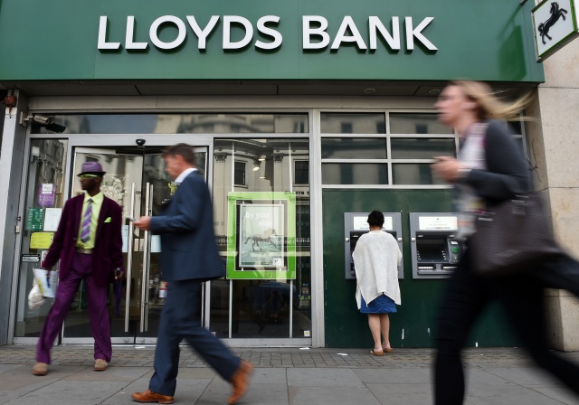 Lloyds сократил прибыль