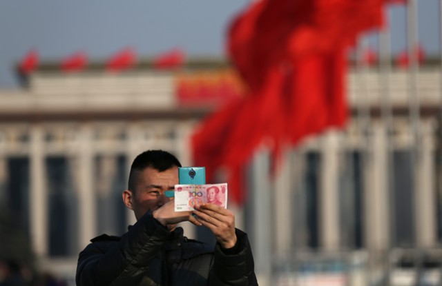 Китай девальвировал юань