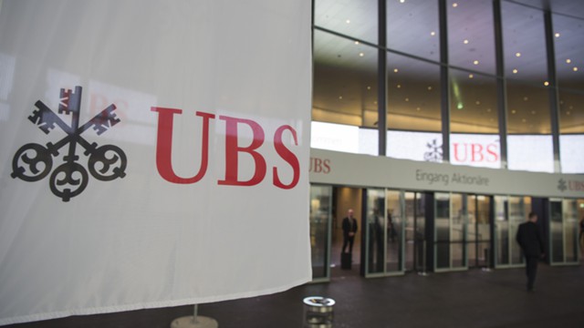UBS вводит сбор за
