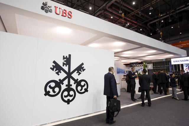 Акции UBS снизились