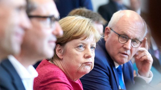 Меркель в осаде – все